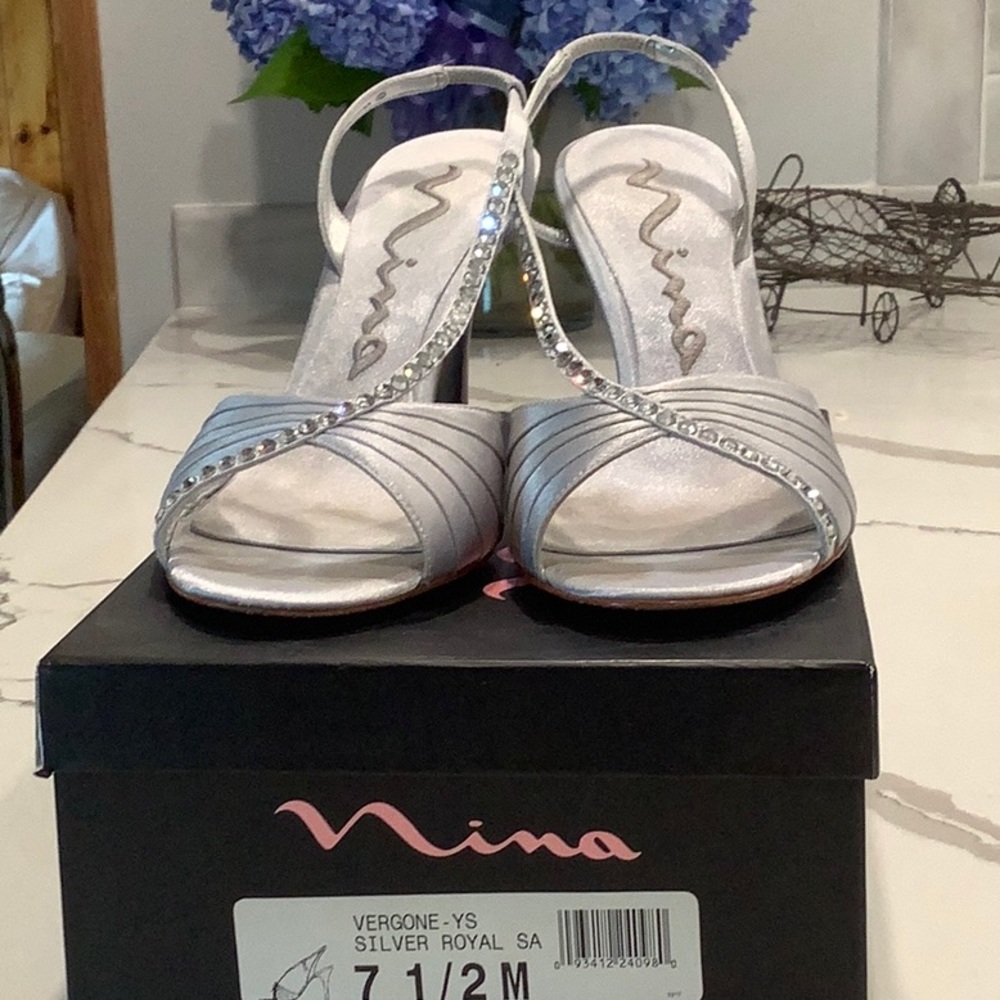 NINA SILVER FABRIC HEELS SIZE 7.5